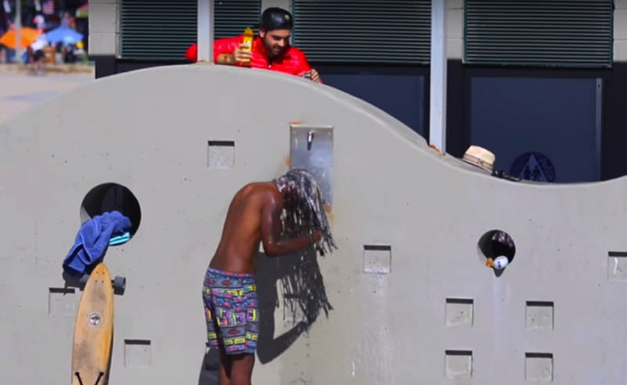 Esta broma del champú en la playa es lo más divertido que hemos visto en siglos...