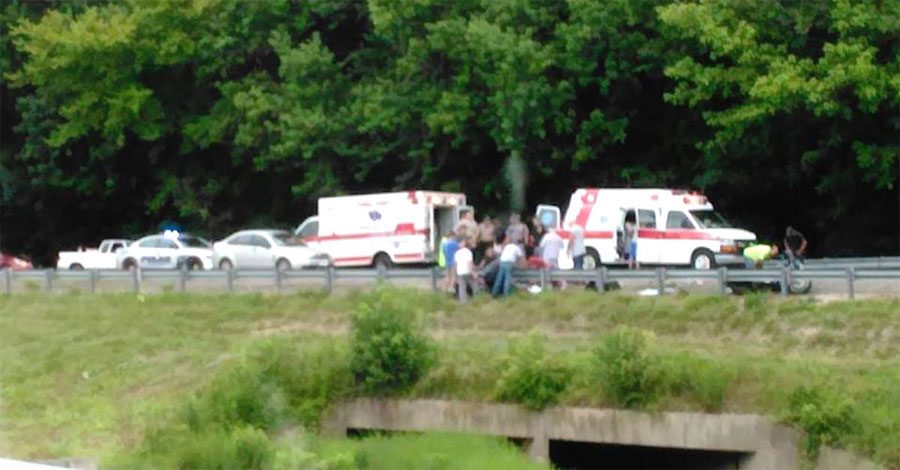 Esta foto de un accidente de moto fatal es viral. Mira entre los coches y lo verás 2 Esta foto de un accidente de moto fatal es viral. Mira entre los coches y lo verás