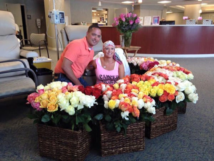 Su marido la lleva a su último tratamiento de quimioterapia. Ahora mira las flores ...