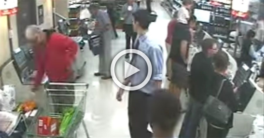 La cámara de la tienda filma a un padre y su hijo. Ahora mira al padre cuando sucede algo