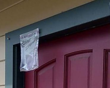 Si ves una bolsa llena de agua sobre la puerta de alguien, esto es lo que significa