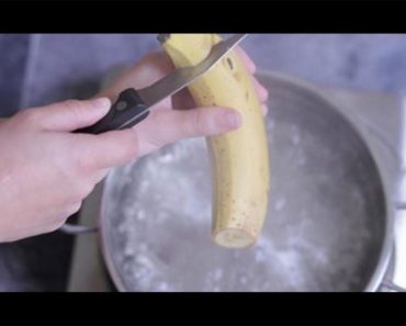 Corta los extremos de un plátano y lo hierve. Minutos más tarde tiene algo increíble