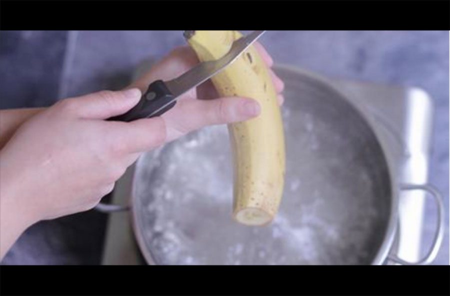 Corta los extremos de un plátano y lo hierve. Minutos más tarde tiene algo increíble