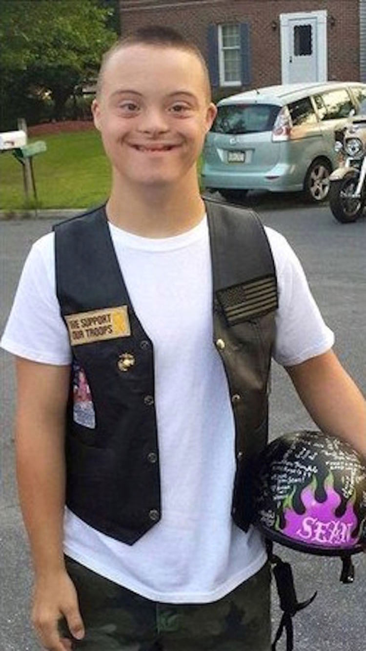 Motoristas escoltan a este chico con síndrome de Down en su primer día de escuela secundaria