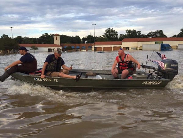 Ven a un pitbull que ha estado en el agua por una inundación durante 16 horas y sucede esto