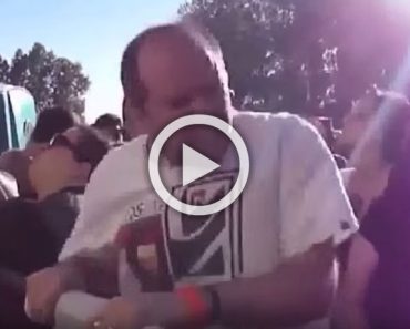 Este hombre mueve la cabeza y baila en un festival como si no hubiera un mañana... y se hace viral