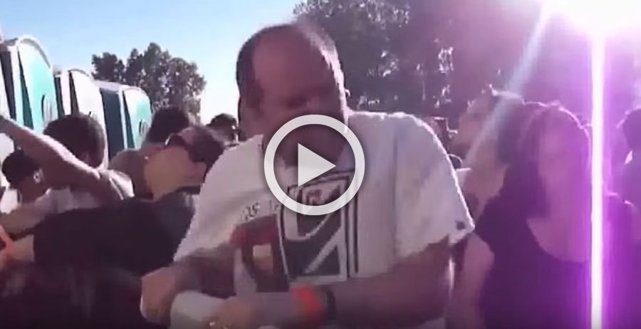 Este hombre mueve la cabeza y baila en un festival como si no hubiera un mañana... y se hace viral