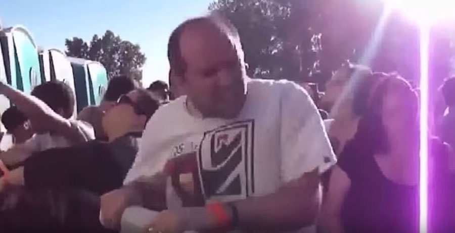 Este hombre mueve la cabeza y baila en un festival como si no hubiera un mañana... y se hace viral 1