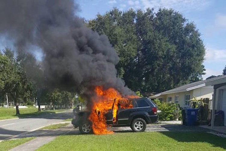 Entra en pánico al darse cuenta de lo que dejó en el coche cuando se incendió