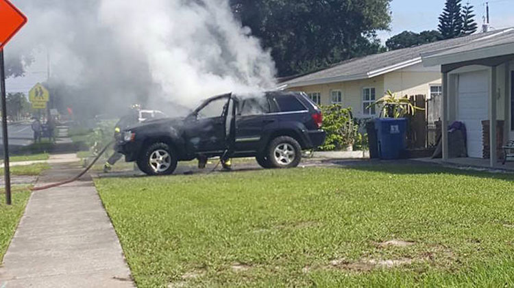 Entra en pánico al darse cuenta de lo que dejó en el coche cuando se incendió