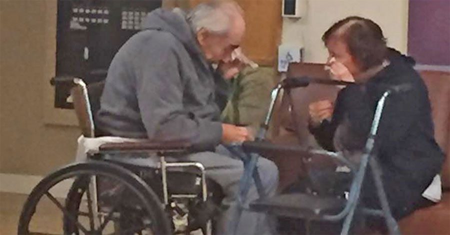La foto que se ha hecho viral de una pareja llorando cuando les dicen que deben vivir separados
