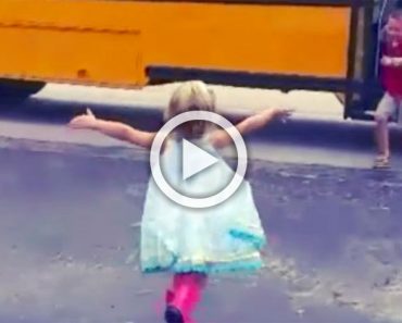 Vídeo adorable del año: esta niña corre a abrazar a su hermano cada vez que llega en su autobús