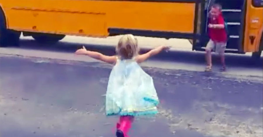 Vídeo adorable del año: esta niña corre a abrazar a su hermano cada vez que llega en su autobús