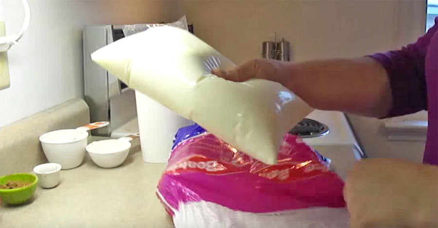 En Canadá la leche viene en bolsas, nunca en recipientes de plástico o cartón. Por esta razón...