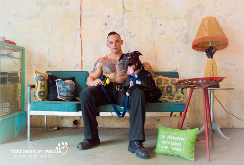 Hombres en uniforme de Texas ayudan a perros a encontrar hogares para siempre de esta forma...