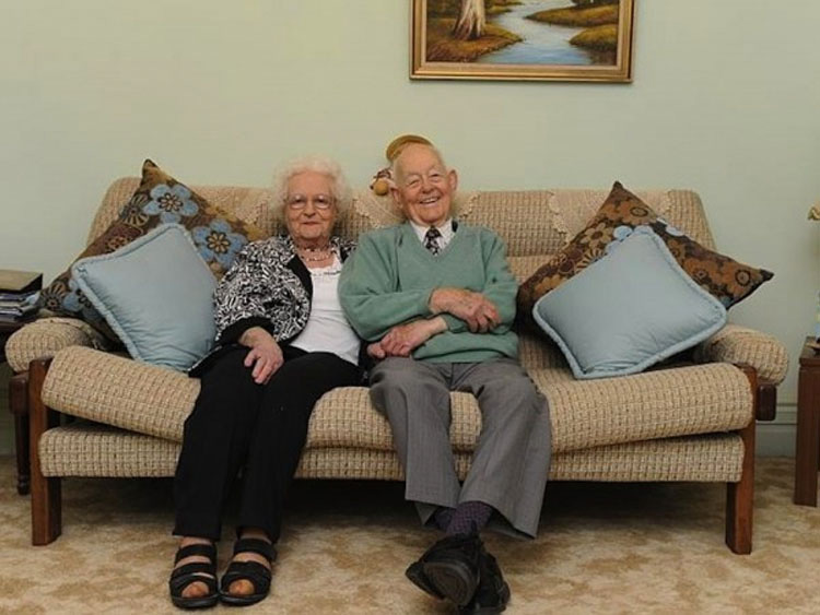 Pareja de ancianos vende su casa después de 76 años, después abren sus puertas para volver a 1938