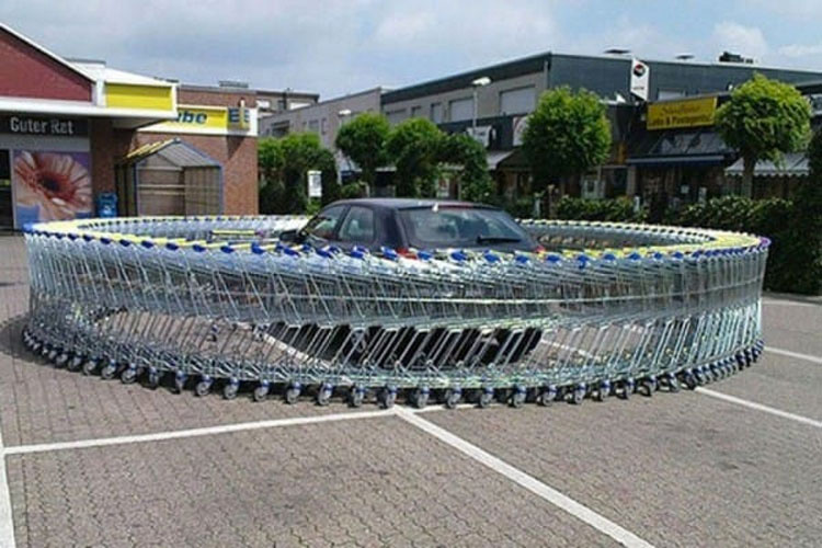 Unos extraños se vengan ASÍ, cuando un conductor bloqueó los carritos de la compra con su coche