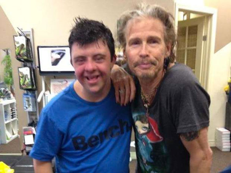 Steven Tyler se encuentra con un fan devastado en una farmacia. Lo que hace es increíble