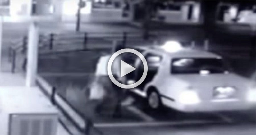 Este hombre está a punto de entrar en un taxi... Ahora mira de cerca lo que aparece detrás de él