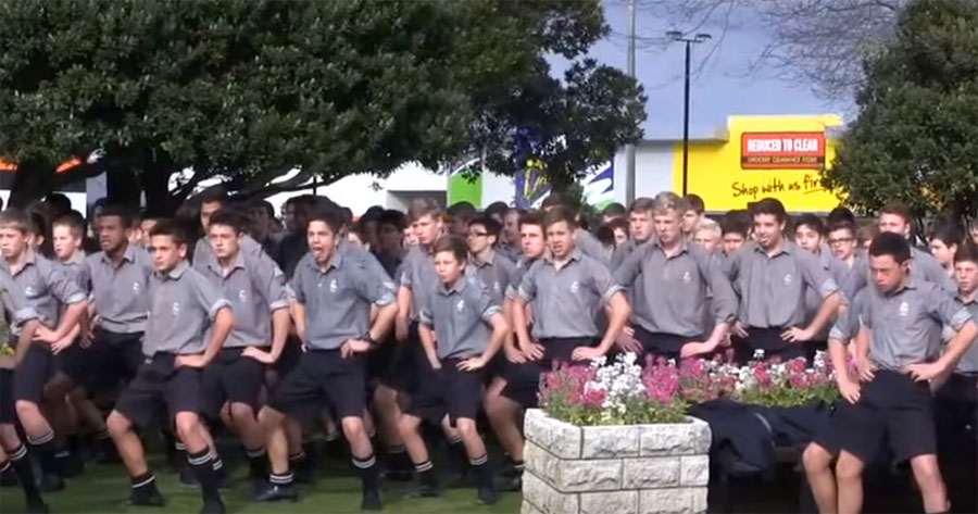 1700 estudiantes asisten al funeral de su maestro, realizando una poderosa haka en su honor