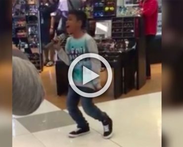 Un joven muchacho sorprende a los clientes de un centro comercial con una actuación musical increíble