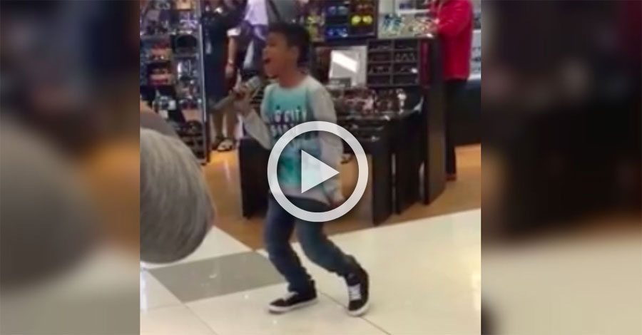 Un joven muchacho sorprende a los clientes de un centro comercial con una actuación musical increíble