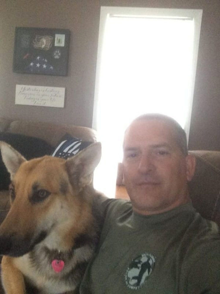 Policía honra a su amado socio por salvar a un perro del corredor de la muerte
