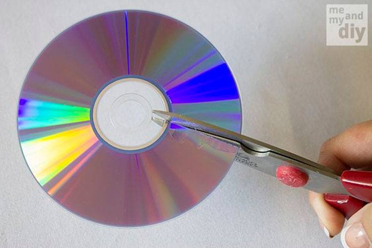 Es sorprendente cómo iluminaron su cocina con diferentes colores utilizando viejos CDs