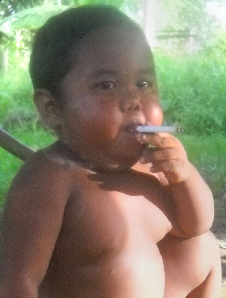 ¿Recuerdas al famoso niño que fumaba 40 cigarrillos al día? Mira cómo es ahora su vida