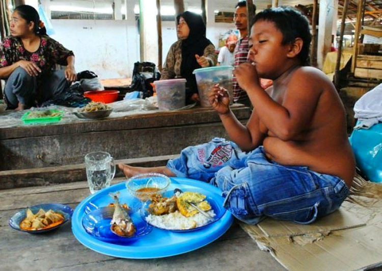 ¿Recuerdas al famoso niño que fumaba 40 cigarrillos al día? Mira cómo es ahora su vida