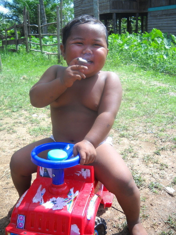 ¿Recuerdas al famoso niño que fumaba 40 cigarrillos al día? Mira cómo es ahora su vida