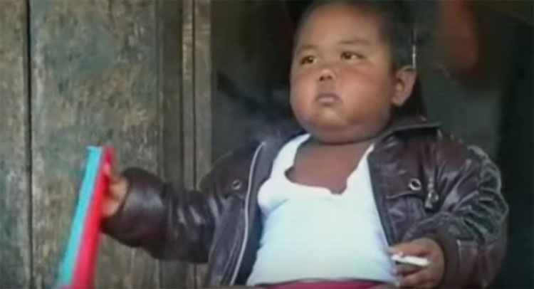 ¿Recuerdas al famoso niño que fumaba 40 cigarrillos al día? Mira cómo es ahora su vida