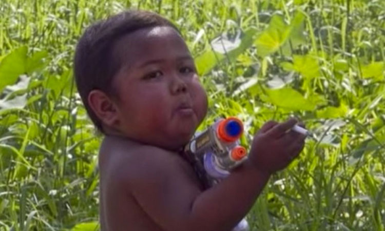 ¿Recuerdas al famoso niño que fumaba 40 cigarrillos al día? Mira cómo es ahora su vida