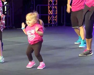 Niña con una rara enfermedad ósea entra al escenario y realiza un increíble baile de zumba