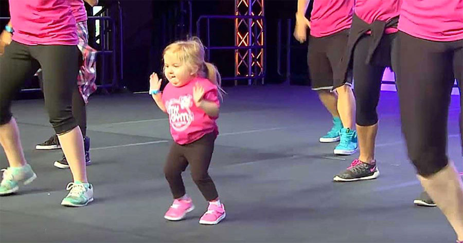 Niña con una rara enfermedad ósea entra al escenario y realiza un increíble baile de zumba