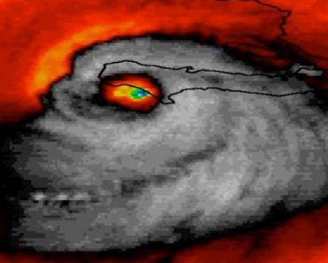 ¡No, no es Photoshop! Es una imagen del huracán Matthew captada por la NASA a su llegada a Haití