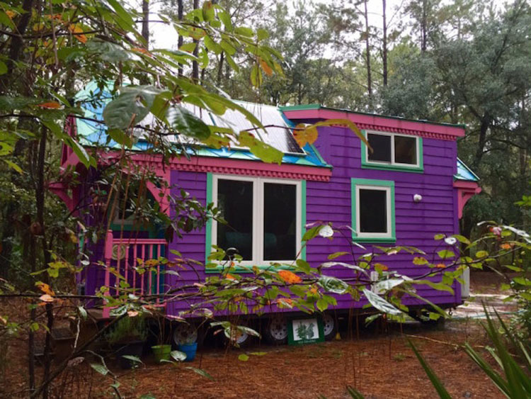 Un bombero dice que vive en este pequeña y loca casa, pero el interior es tan sorprendente