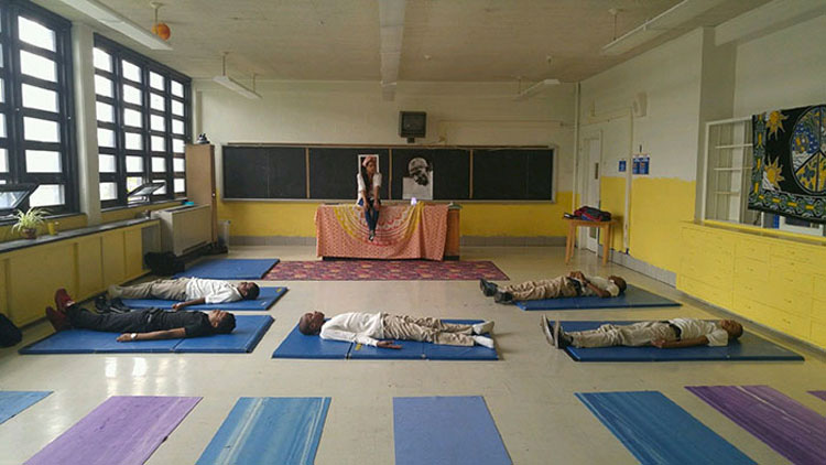 Esta escuela sustituye los castigos por meditación y los resultados sorprenden al mundo