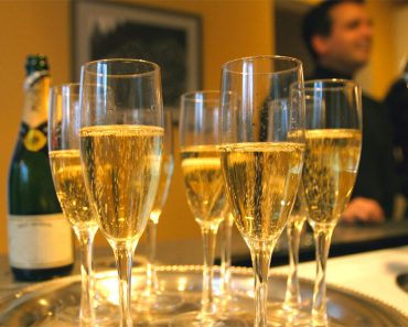 Tres copas de champagne podrían ayudar a prevenir la demencia y la enfermedad de Alzheimer