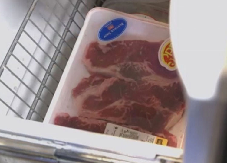 Si descongelas la carne en el frigorífico o en el exterior lo estás haciendo de forma incorrecta