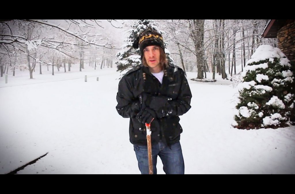 Este hombre ha descubierto una ingeniosa y nueva forma de hacer caminos en la nieve... ¡Genio!
