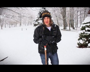 Este hombre ha descubierto una ingeniosa y nueva forma de hacer caminos en la nieve... ¡Genio!