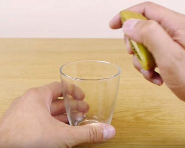 Este es el método más rápido para pelar un kiwi (o un mango). ¡Ahora será un juego de niños!