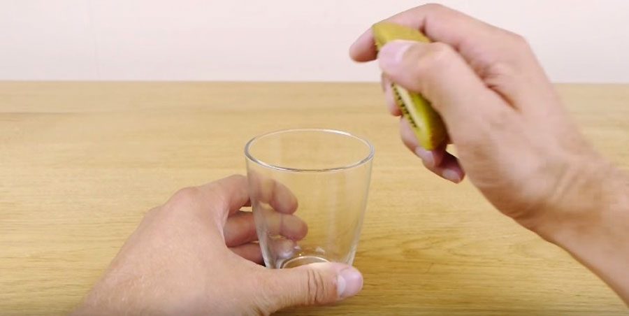 Este es el método más rápido para pelar un kiwi (o un mango). ¡Ahora será un juego de niños!