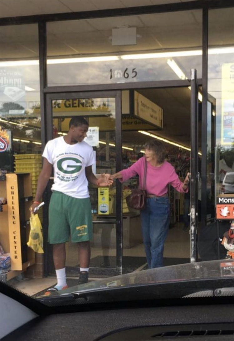 Este adolescente ve a una anciana lastimada en la puerta de una tienda y hace esto