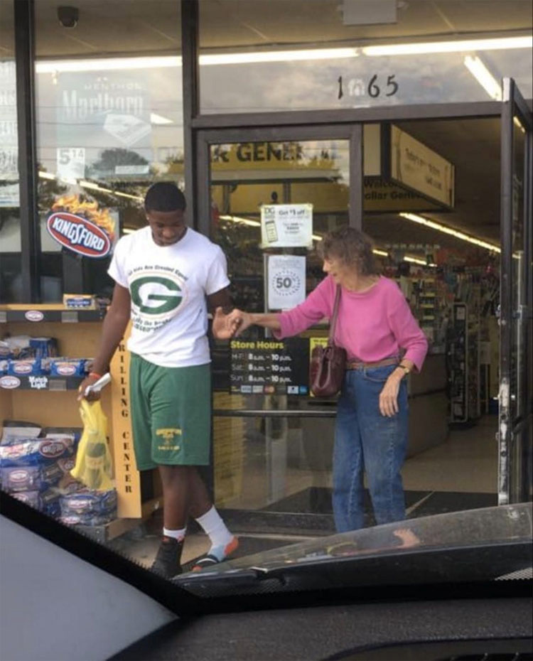 Este adolescente ve a una anciana lastimada en la puerta de una tienda y hace esto