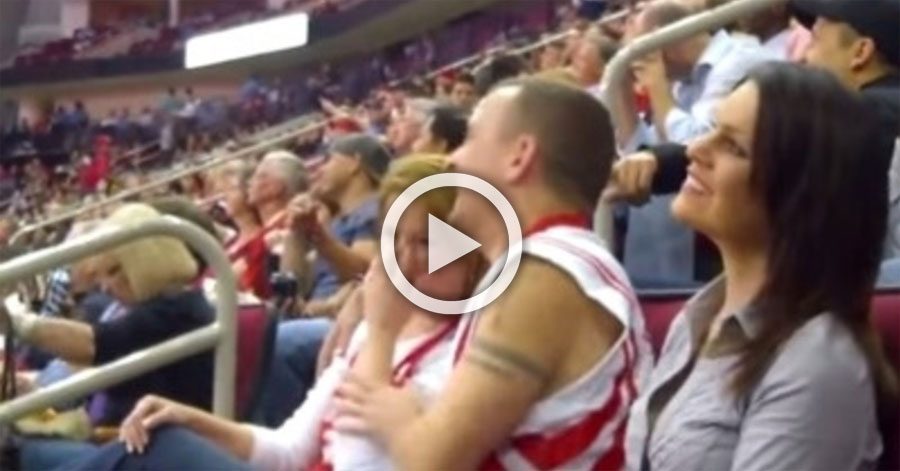 Su novia no quería participar en la "Kiss Cam", ahora mira a la chica de su izquierda 12 Su novia no quería participar en la "Kiss Cam", ahora mira a la chica de su izquierda