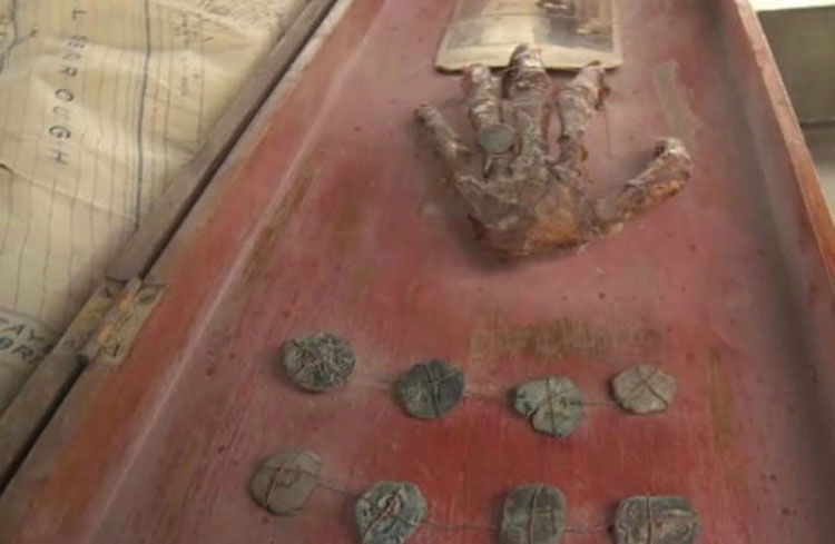 En una misteriosa caja del ático del abuelo descubrieron un secreto de 200 años de antigüedad