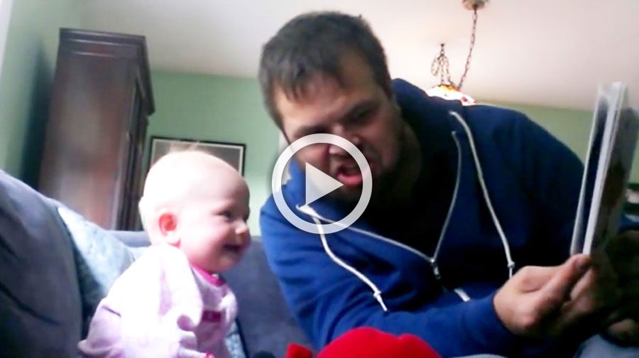 Su tío le lee un cuento y el bebé no para de reír: ¿El motivo? Escucha su voz...
