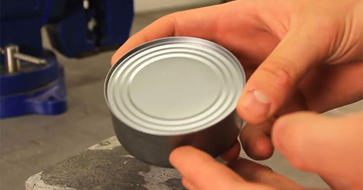 ¿No tienes un abrelatas? He aquí cómo abrir una lata si no lo tienes...